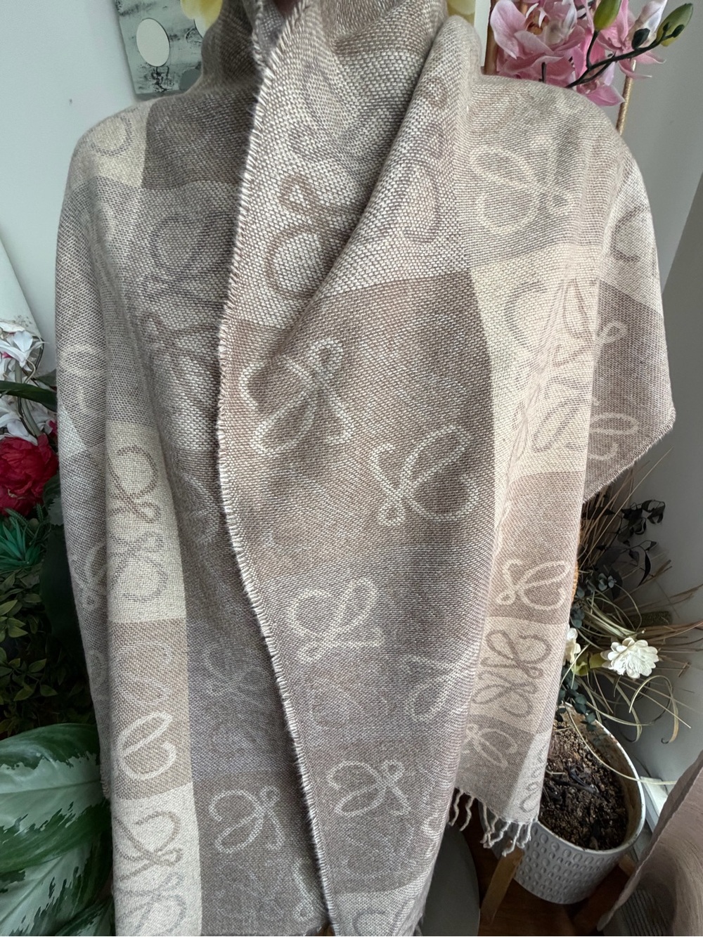 Loewe Beige Two-Tone Logo Cashmere Throw/Shawl Scarf. - Picture 15 of 16